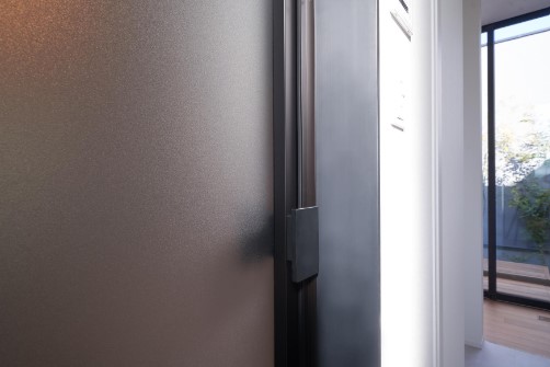 【UB枠FSタイプ(黒色ドア枠)施工事例】 黒色の浴室ドア枠を選ばれるお客様に今後も提案したい