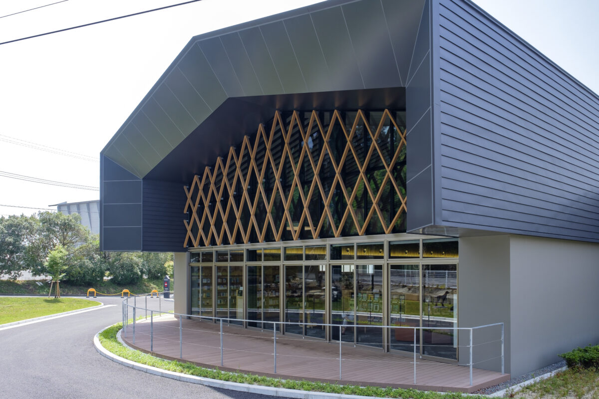 【プラスッドルーバー施工事例】豊後大野市図書館
