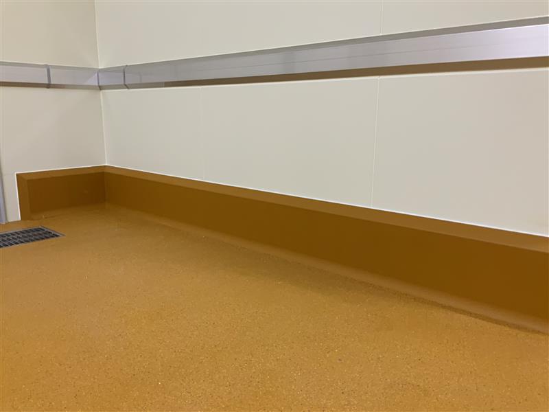 【ソリッドラインDX250施工事例】 巾木施工の工期短縮に（惣菜加工工場）