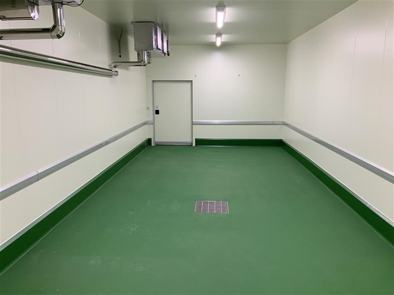 【ソリッドラインDX250施工事例】 巾木施工の工期短縮に（惣菜加工工場）