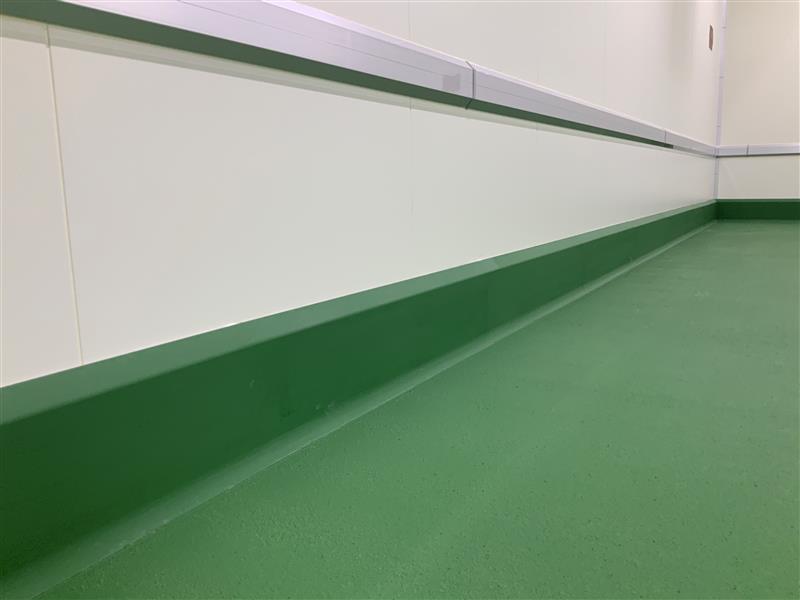 【ソリッドラインDX250施工事例】 巾木施工の工期短縮に（惣菜加工工場）