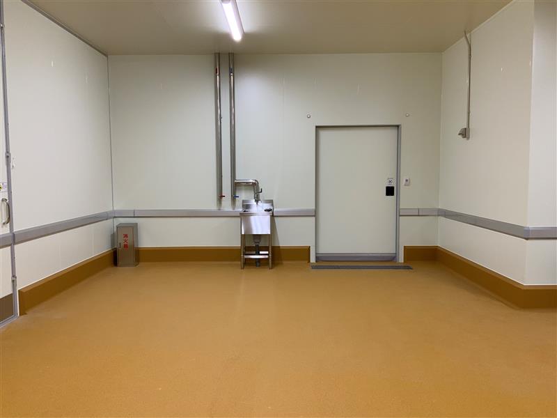 【ソリッドラインDX250施工事例】 巾木施工の工期短縮に（惣菜加工工場）