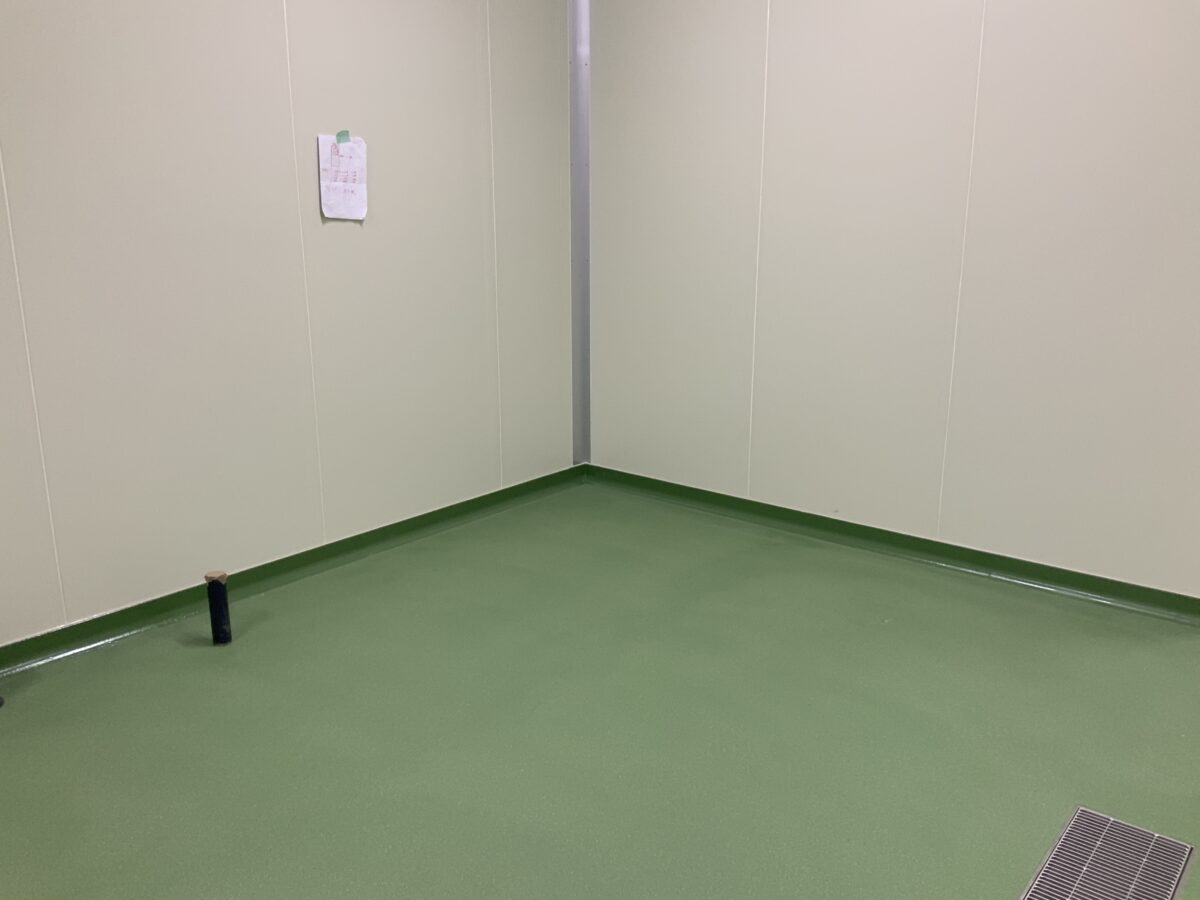 【ソリッドライン100ポケット施工事例】 シーリングの痩せを防いで食品事故を抑制（精肉加工工場）