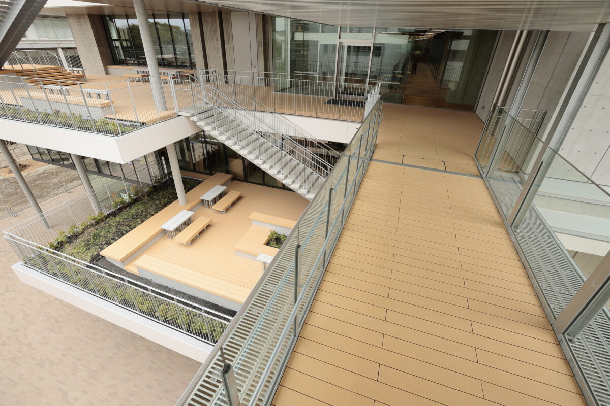 【プラスッドデッキND施工事例】明治大学 生田キャンパス